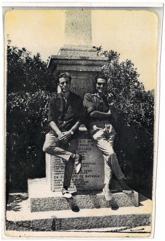 Un poc més cap ací: posant contra la Creu dels caiguts (on ara està l'ambulatori): José el Barber i Eladio