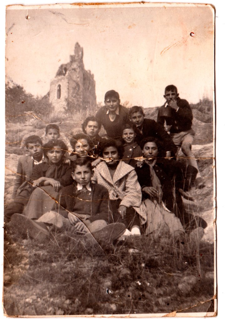 Grup de xiquetes i xiquets a la Costera. No en coneixem a molts: Davant de tots està José Juano, i darrere Joaquín de Músic i José Bonet a l'esquerra d'este.