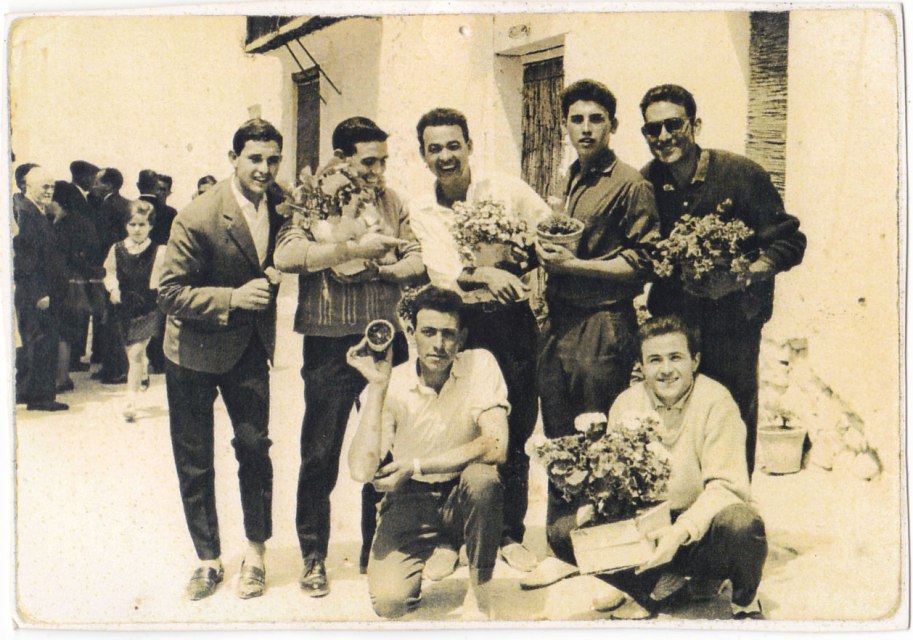 Evidentment es tracta d'alguna festa on els amics posen amb testos i plantetes. D'esquerra a dreta i de dalt a baix: un desconegut, Francisco Roc, Pepe Solo, Vicente Vilara i Eladio. Davant, un desconegut i José Sorribes