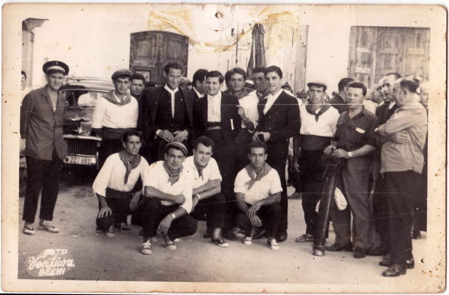 Els mateixos amb el "diestro" principal, Efraín Girón. Des de l'esquerra, Miguel l'Alguatzil, Bonet, Felip (aguaitant la careta darrera dels toreros), Francisco Roc i a la dreta del tot José Borretes. Ajupits, Eladio, Pepe Solo, Panxut i Cantos