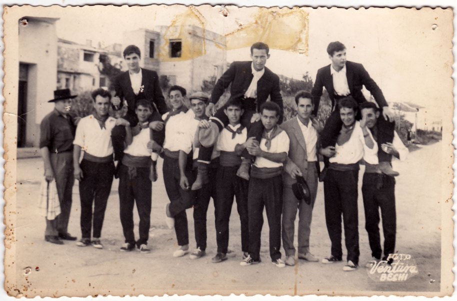 "A hombros". En la imatge, el tio Calo, Miguel de Panxut, Bonet, Felip, Pepe Solo, Roc, Cantos, Vicente Popi, Pascual de Nano i possiblement Quiquet