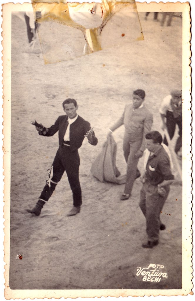 Pareix que al Mestre se li van donar orelles, pota i cua. La lligassa a la cama pot ser per esgarro del pantaló, per banya de bou