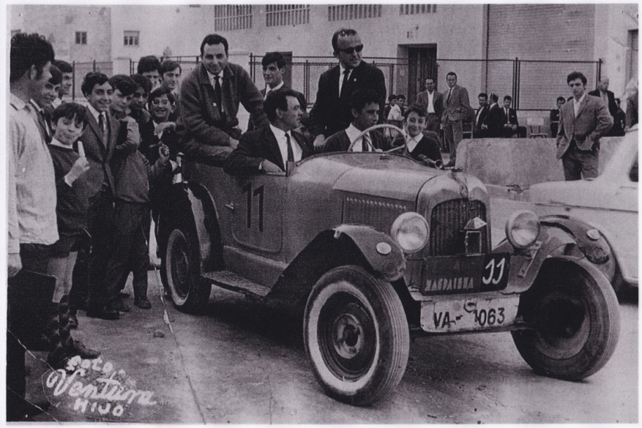 De festa a la carretera. Signa la foto "Ventura Hijo". Sobre l'espectacular descapotable només reconeixem José Serreta, Chacola i Pepe Solo. Darrere tenen a Benjamín de Colàs