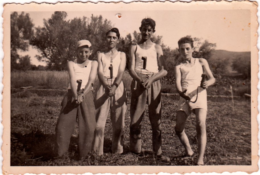 Pareix que el segon xiquet per l'esquerra ha canviat o que és un altre dia. A veure si algun lectors ens ho pot dir...