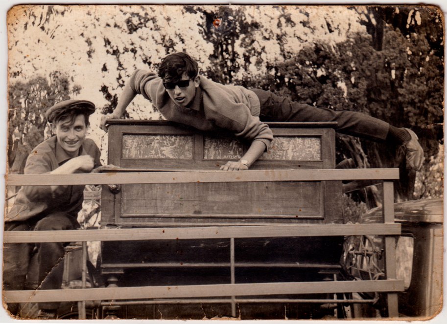 Un detall de la pianola. No hem conegut als joves que apareixen.