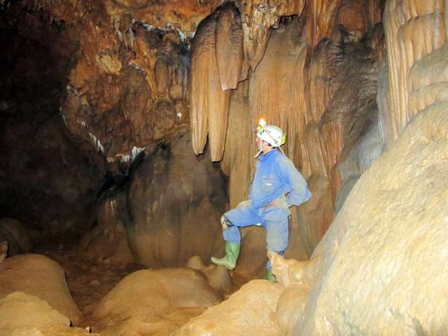 Una de les cavitats naturals de la Font del Ferro