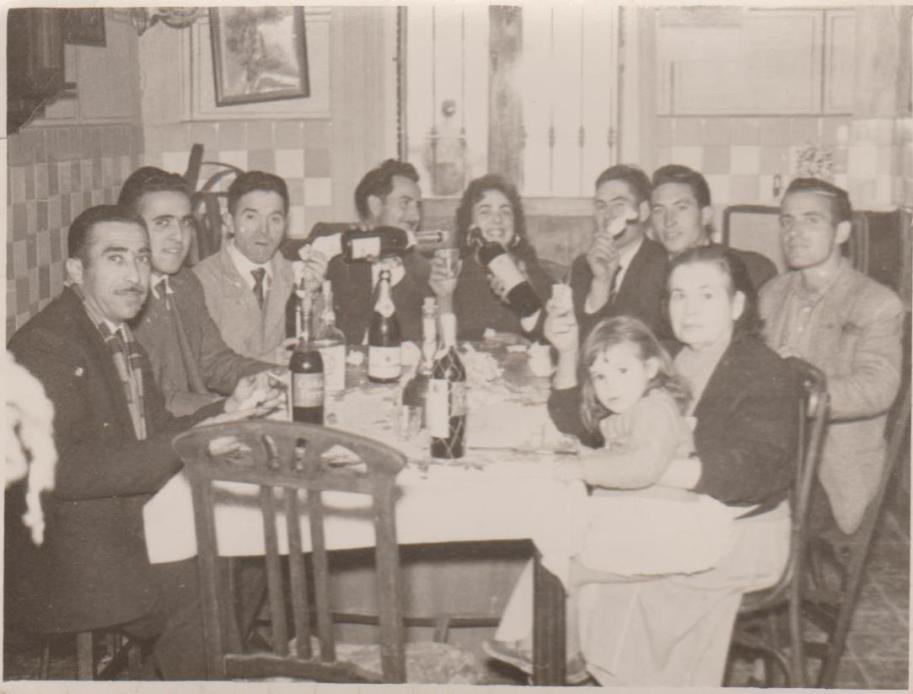 Treballadors joves hostatjats a la fonda de David Celeiro. D’esquerra a dreta: Antonio Garcia, Luís Ortigosa, David Celeiro, Esteban, Emilia, Julian, Joaquín Sánchez (marit de Trini), el Sevilla, en primer pla Maria la de la Fonda, dona de David. La xiqueta és filla d’Alejandra i Juan