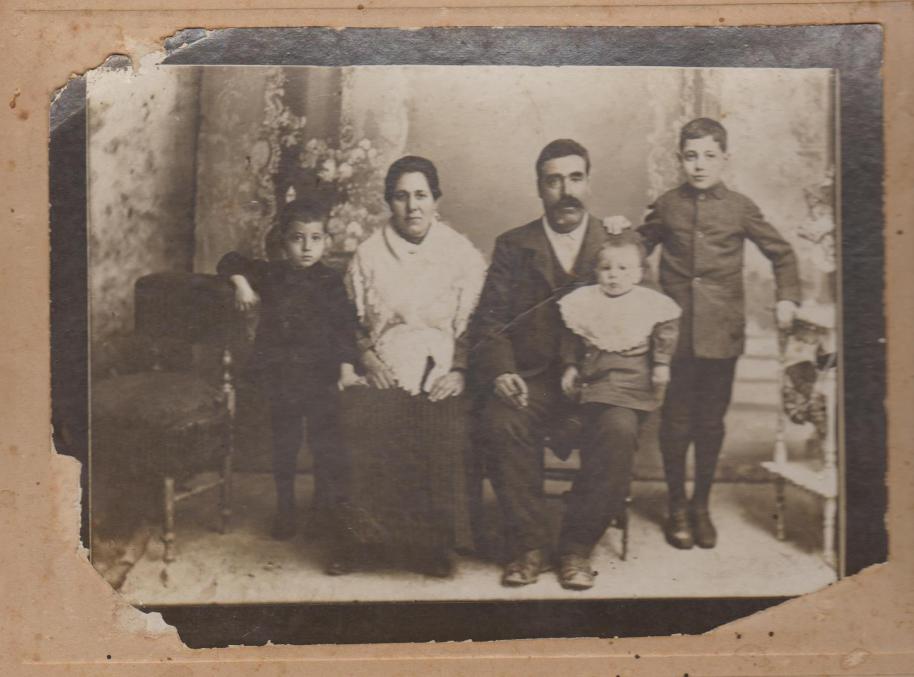 Família Cervantes Loman. D’esquerra a dreta: Rafael, María Loman Navarro, Fernando Cervantes Martínez, Fernando i Antonio