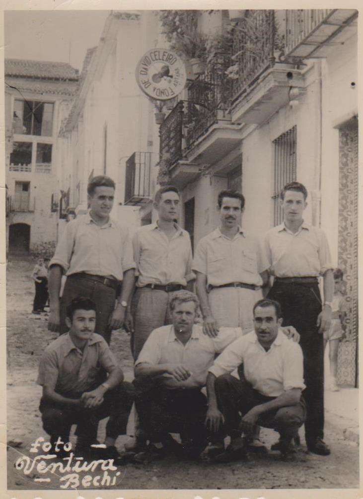 Joves treballadors de la Mina hostatjats a la Fonda de David Celeiro. Foto feta el dissabte 2 de juliol de 1960. Desquerra a dreta començant pels de dalt: Luís Ortigosa, Julian el Sota, Juan, Joaquín Sánchez marit de Trini el Surdo. Baix: Un nebot de Santiago, el Rubio, i Antonio Garcia Ortigosa