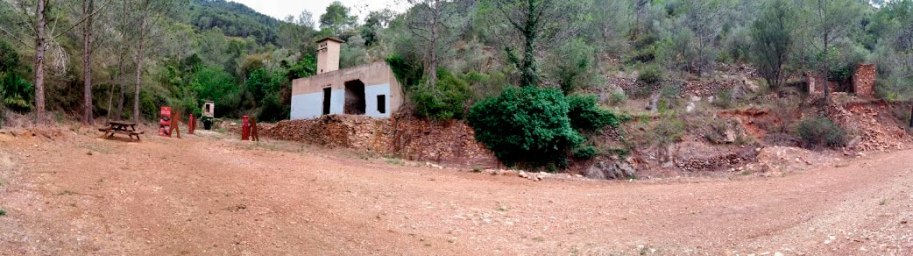 D’esquerra a dreta es pot veure la Galeria de l'Aigua, la rampa per on pujaven les vagonetes, la caseta d'oficines, magatzem de ferramentes (on estava el transformador), moll de càrrega i caseta dels explosius