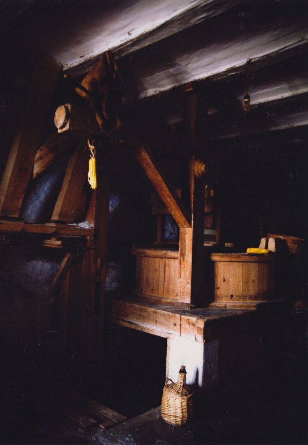 La gronsa del Molí Dalt cap a 1990. Hem d'agrair al desaparegut Vicent Sorribes, 'el Moliner', la seua col·laboració preparant l'escenografia de la foto i les seues explicacions pacients. Aleshores la maquinària encara estava en bastant bon estat, fins al punt que s'haguera pogut posar en marxa. El Molí Dalt és un edifici i un entorn protegit i singular del que s'hauria d'haver fet càrrec l'Ajuntament. En l'actualitat s'ha restringit l'accés i s'ha assolat la bassa de dalt