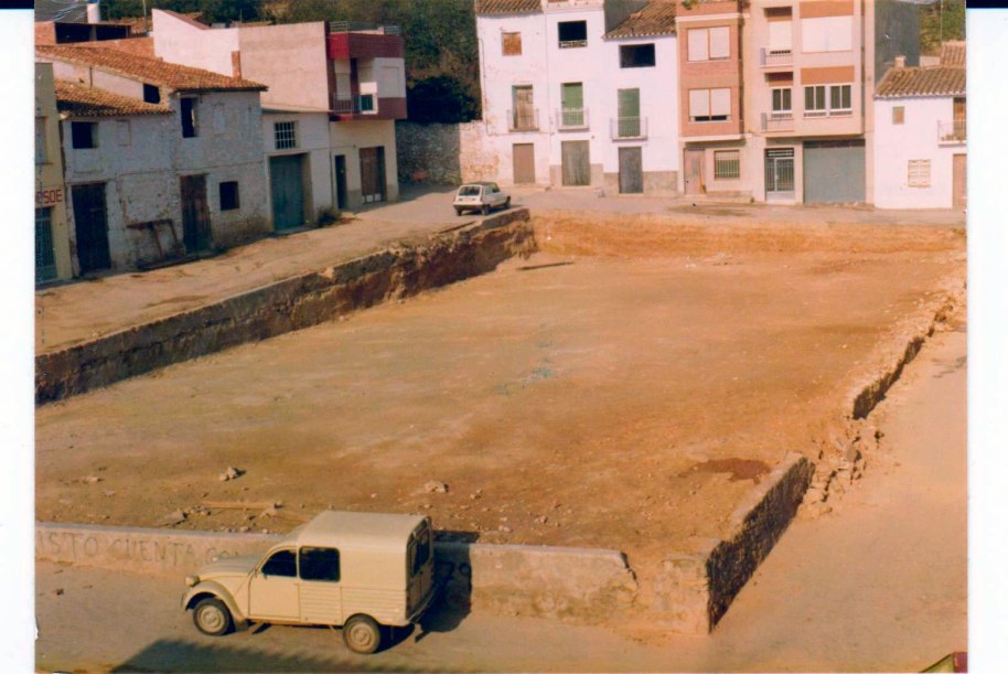 Una vista de la Plaça Nova immediatament abans de les obres d'ajardinament. Els carrers estan buits de cotxes. En aquell temps, com ara, la plaça era un espai de jocs per als xiquets. Fixeu-vos en la pintada: CRISTO CUENTA CONTIGO, i darrere QUINTOS'79