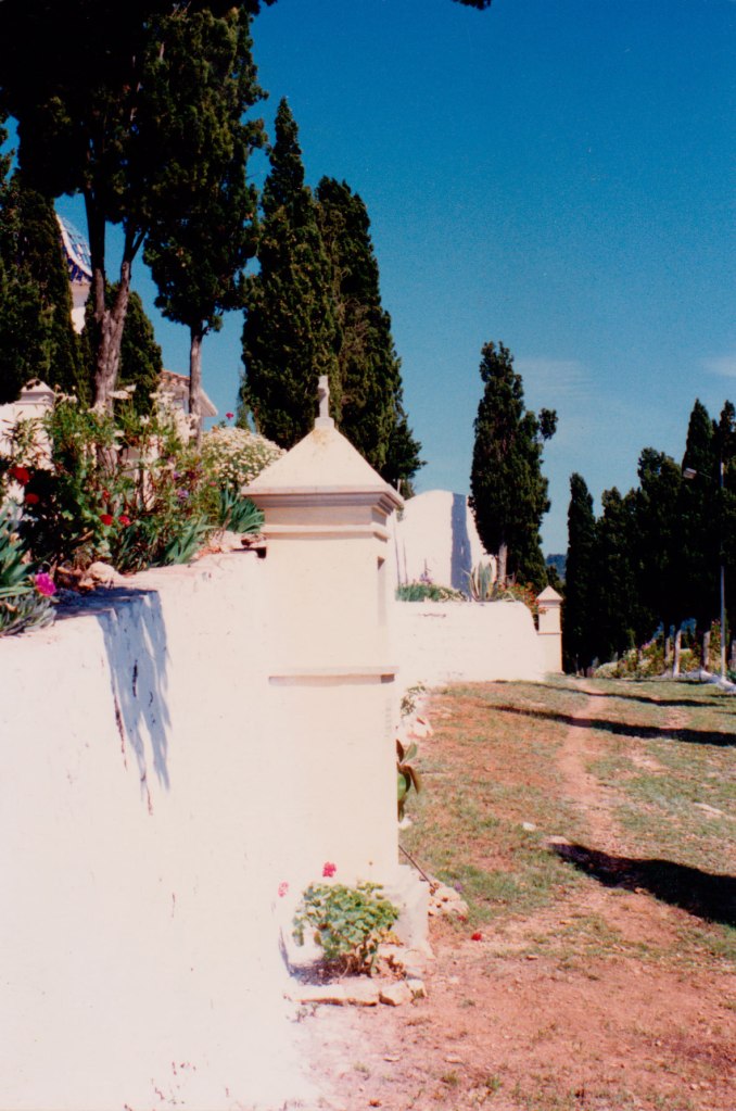 Un caminet del  calvari cap a 1990, poc després de l'emblanquinada del Cristo i abans de ser formigonat