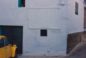 Estructura per evitar el joc de pilota a la "placeta del corro" cap a 1990. Hui ha desaparegut.