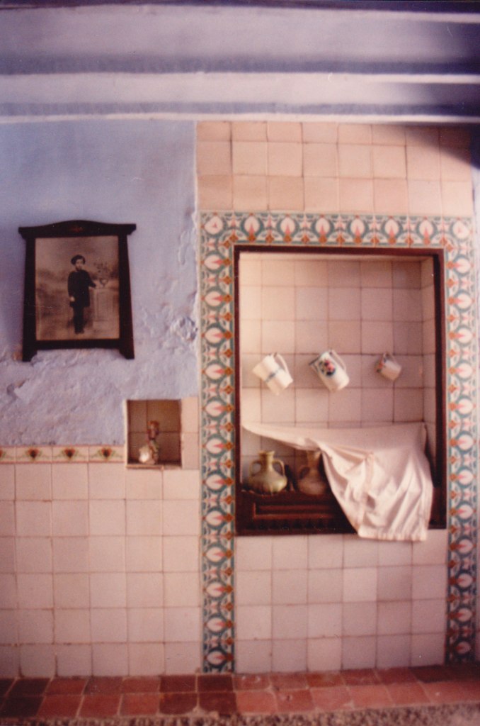 De vegades la decoració es feia amb taulellets ceràmics. Els de la imatge són de 1919