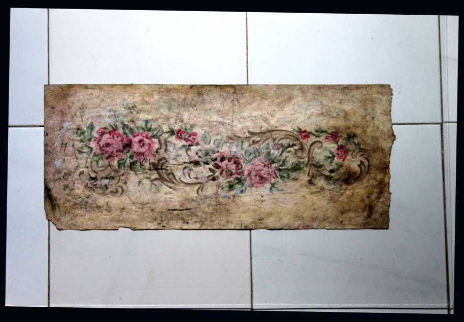 Ací teniu el model, amb dotze colors diferents, i les dotze trepes que s'utilitzaven. A cada punta s'aprecia un puntet que servia per col·locar les trepes al seu lloc exacte. Baix a l'esquerra veureu la tireta de foradets que servia per saber l'ordre de les trepes