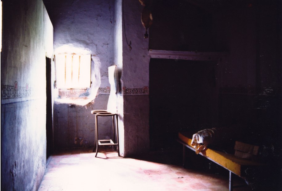 Sanefes sobre sòcol gris al primer pis del Molí Dalt, que servia també com habitatge. Cap a 1990