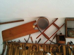 A la part superior: paleta del pa, sedàs, escaleta i mig almut