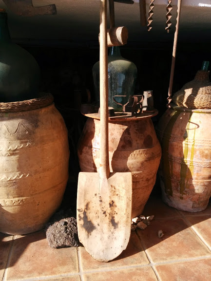 Fig. 11. Pala de fusta per ventar el gra