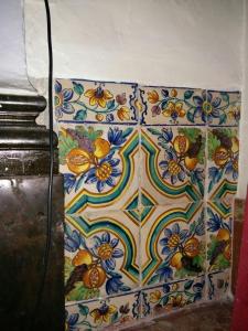 Tres imatges actuals de l’interior de la capella. Aquesta última són restes de ceràmica de l’època